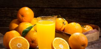 Πιείτε φρέσκο χυμό πορτοκάλι σε ποτηράκια από τις φλούδες του