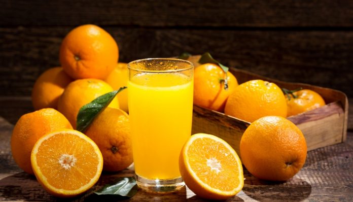 Πιείτε φρέσκο χυμό πορτοκάλι σε ποτηράκια από τις φλούδες του