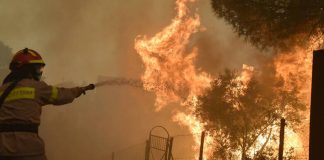 Βάρη: Ισχυρές πυροσβεστικές δυνάμεις στο σημείο λόγω πυρκαγιάς