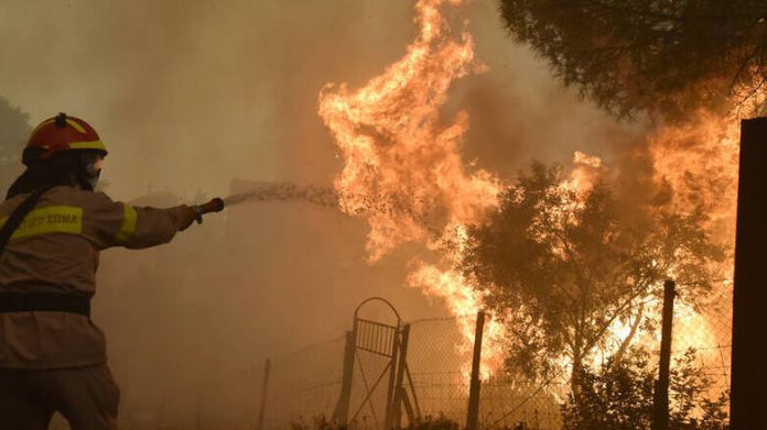 Βάρη: Ισχυρές πυροσβεστικές δυνάμεις στο σημείο λόγω πυρκαγιάς