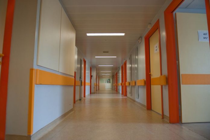 Κορωνοϊός: Πάνω από 70 κρούσματα σε ιδιωτική κλινική του Πειραιά