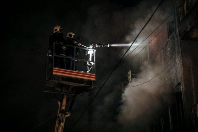 Γέμισε καπνούς η Αθήνα από την φωτιά σε κτίριο στην Ομόνοια
