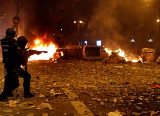 Βαρκελώνη: 180 τραυματίες από τα βίαια επεισόδια