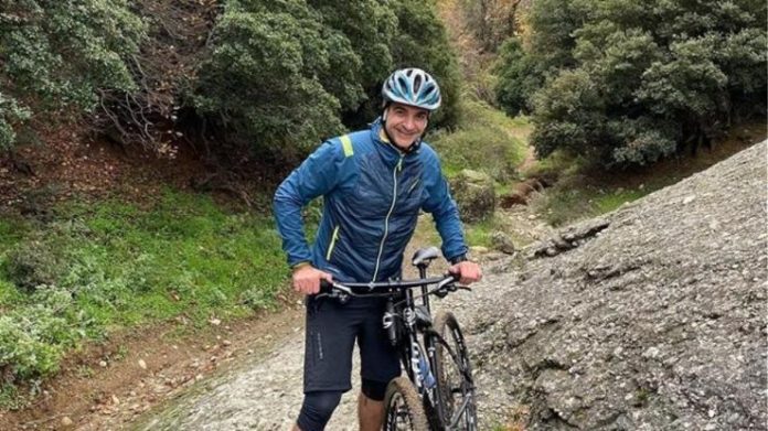 Ο Μητσοτάκης κάνει mountain bike στα Μετέωρα