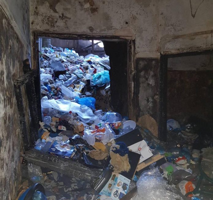 Οδός Λιοσίων: Μάζεψαν 35 τόνους σκουπίδια από το κτήριο που εκκενώθηκε