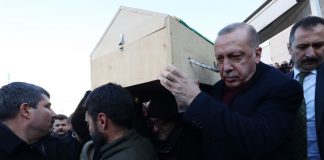 Τουρκία: Στην κηδεία μιας μητέρας και του γιου της που σκοτώθηκαν από τον φονικό σεισμό παρέστη ο πρόεδρος Ερντογάν - Στους 1.234 οι τραυματίες