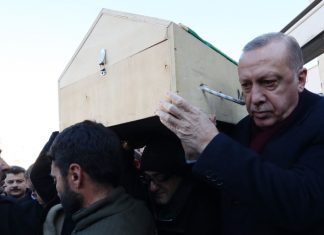Τουρκία: Στην κηδεία μιας μητέρας και του γιου της που σκοτώθηκαν από τον φονικό σεισμό παρέστη ο πρόεδρος Ερντογάν - Στους 1.234 οι τραυματίες