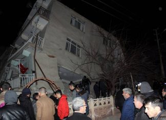 ΤΟΥΡΚΙΑ: Δραματική νύχτα μετά τον σεισμό - Αυξάνονται συνεχώς οι νεκροί και οι τραυματίες