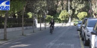 Ο πρόεδρος της ΚΕΔΕ πήγε στο Μέγαρο Μαξίμου με ηλεκτρικό ποδήλατο