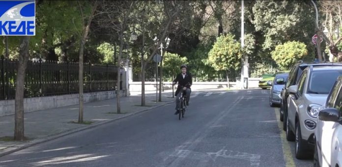 Ο πρόεδρος της ΚΕΔΕ πήγε στο Μέγαρο Μαξίμου με ηλεκτρικό ποδήλατο