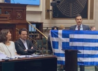 Βέλγος βουλευτής σήκωσε την ελληνική σημαία για συμπαράσταση στην Ελλάδα μέσα στο κοινοβούλιο