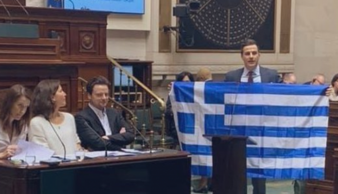 Βέλγος βουλευτής σήκωσε την ελληνική σημαία για συμπαράσταση στην Ελλάδα μέσα στο κοινοβούλιο