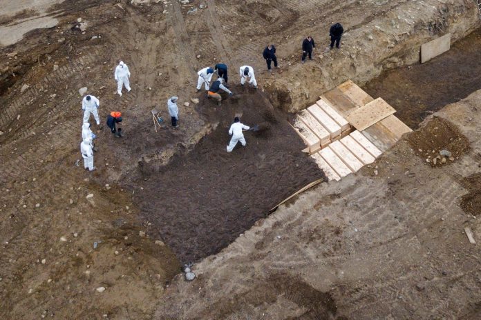 ΝΕΑ ΥΟΡΚΗ - Κορωνοϊός: Θάβουν τους νεκρούς σε ομαδικούς τάφους στο Hart Island