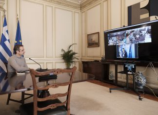 Ο πρωθυπουργός "ξεναγήθηκε" μέσω τηλεδιάσκεψης στην Πολιτική Προστασία