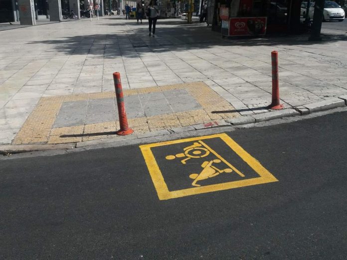 Δήμος Αθηναίων: Ειδική σήμανση στις ράμπες για αποτροπή της παράνομης στάθμευσης (φωτο)