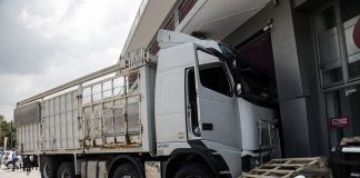 Πέθανε ο οδηγός του φορτηγού που έπεσε πάνω σε κατάστημα στην Πειραιώς