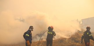 Ανάβυσσος: Μάχη με τις φλόγες – Εκκενώσεις οικισμών