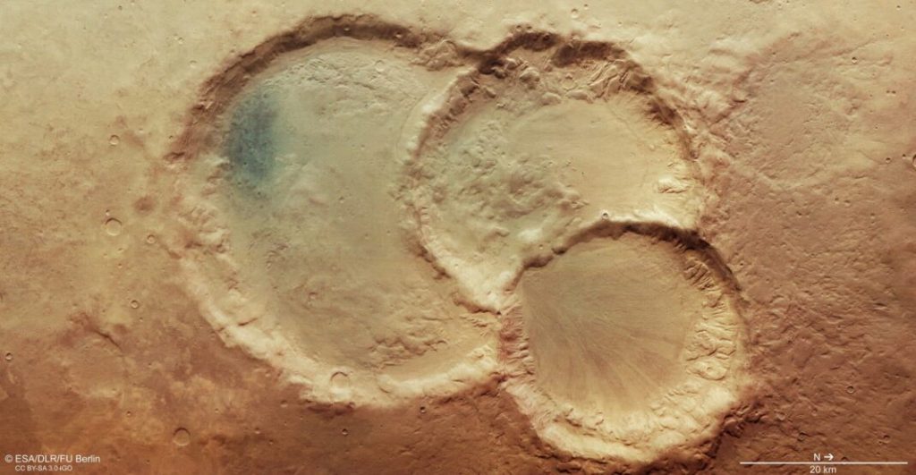 Πλανήτης Άρης: Σπάνιο εντυπωσιακό τριπλό κρατήρα φωτογράφισε το Mars Express της ESA