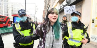 Βρετανία: Δεκάδες συλλήψεις κατά την διάρκεια διαδηλώσεων εναντίον των περιοριστικών μέτρων