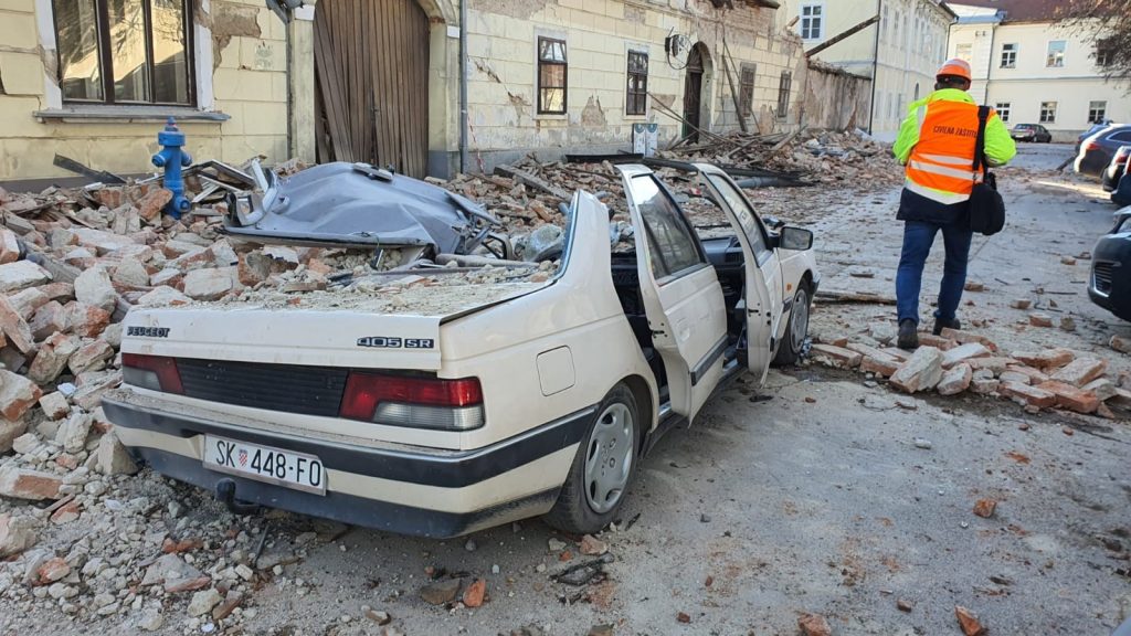 Σεισμός μεγέθους 6,4 βαθμών σημειώθηκε κοντά στο Ζάγκρεμπ στην Κροατία. 
