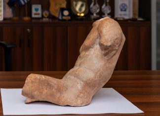 Αρχαίο άγαλμα του 5ου π.Χ. αιώνα παραδόθηκε από τη Διεύθυνση Ασφάλειας Αττικής στο Υπουργείο Πολιτισμού