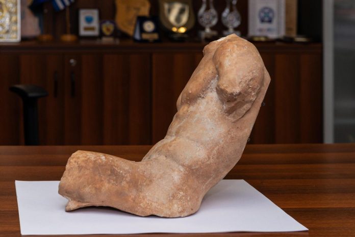 Αρχαίο άγαλμα του 5ου π.Χ. αιώνα παραδόθηκε από τη Διεύθυνση Ασφάλειας Αττικής στο Υπουργείο Πολιτισμού
