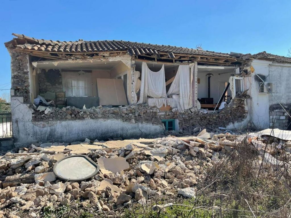 Σεισμός στην Ελασσόνα: Έξι άτομα έχουν απεγκλωβιστεί
